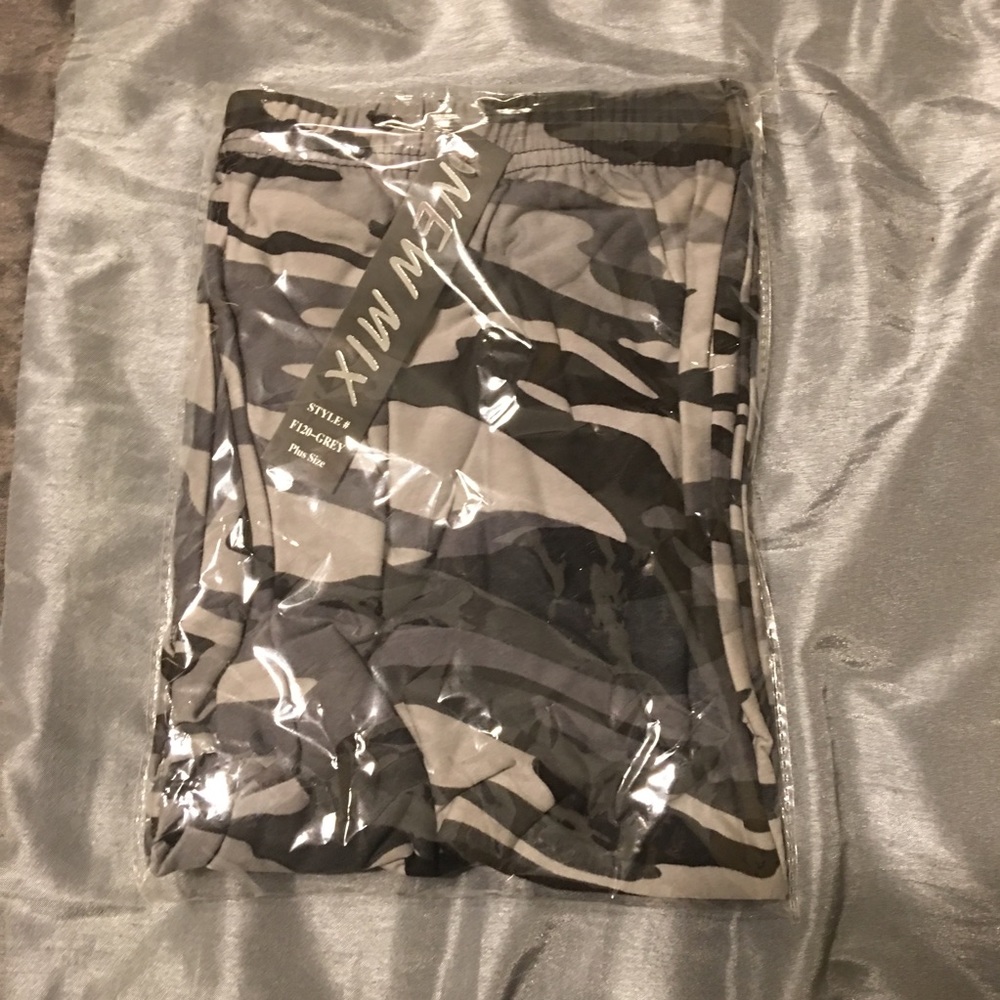 Black and gray camp legging